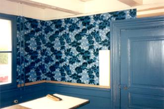 Renovering i blått, linoljefärg, pappspända väggar och handtryckttapet i fyrkantiga ark